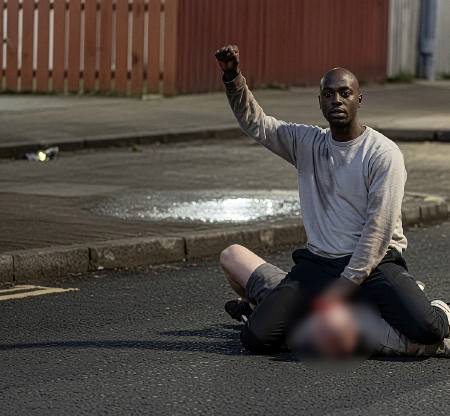 Neger forsøger at skære hovedet af hvid mand