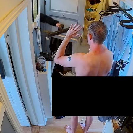 Nøgen mand anholdt af politiet